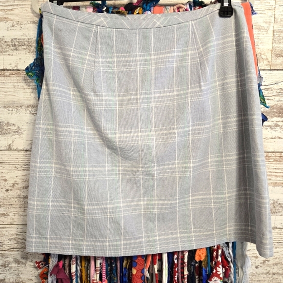 Banana Republic Plaid Mini Skirt In Size 6Tall - Picture 3 of 7